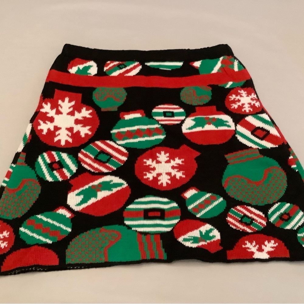 Size Large Christmas multi ornaments pull on knit skirt.
Excellent, like new!